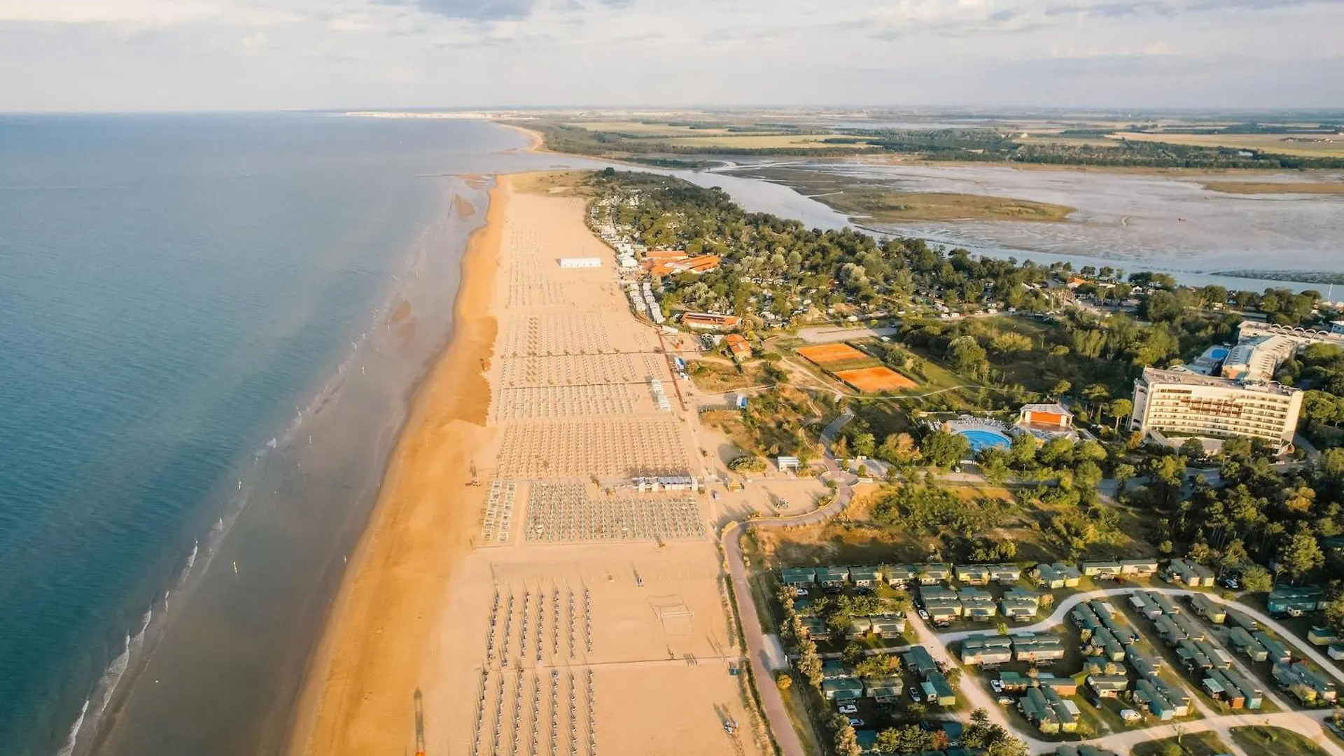Bright Escape Near The Beach Bibione Italy